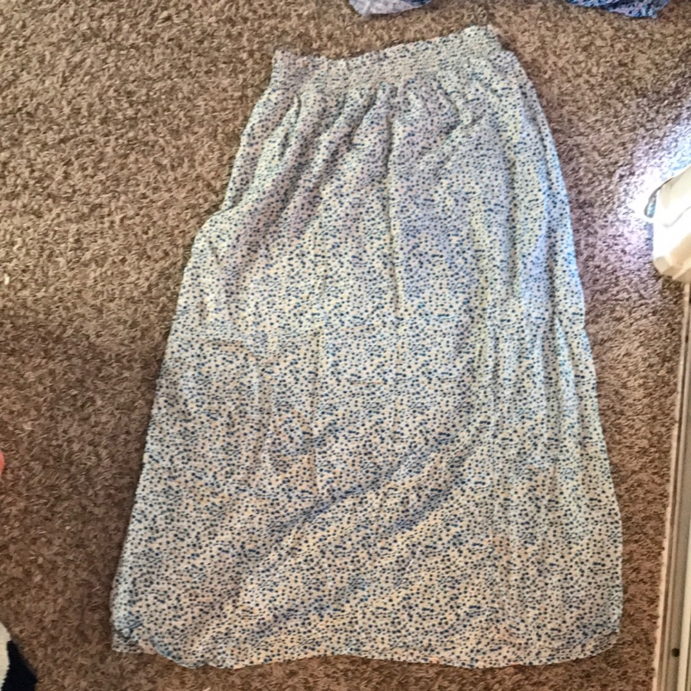 super cute long skirt!